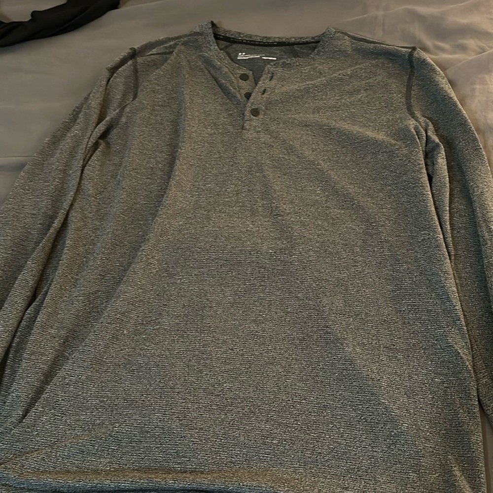 Men’s Under Armour 3 button Long sleeve top EUC